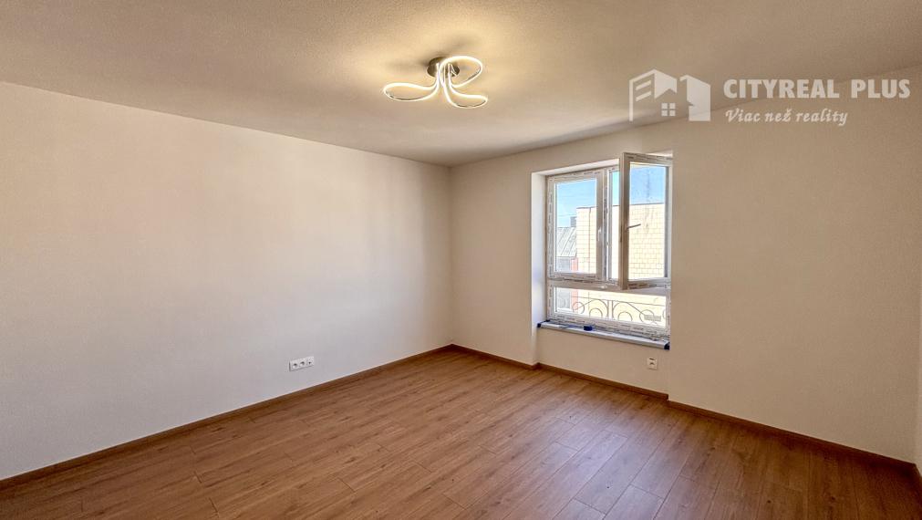 Ponúkame Vám na predaj kompletne prerobený, priestranný 2 izbový byt v centre mesta Nové Zámky