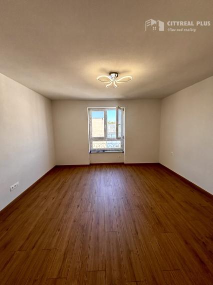 Ponúkame Vám na predaj kompletne prerobený, priestranný 2 izbový byt v centre mesta Nové Zámky