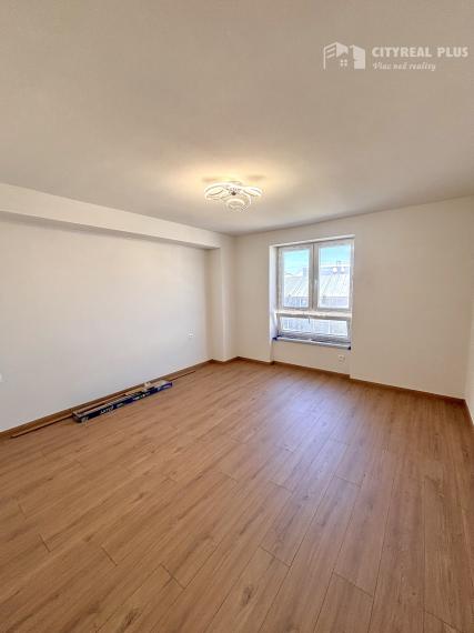 Ponúkame Vám na predaj kompletne prerobený, priestranný 2 izbový byt v centre mesta Nové Zámky