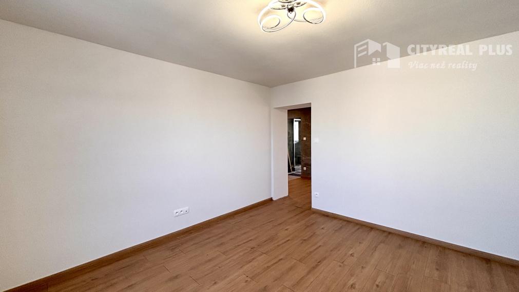 Ponúkame Vám na predaj kompletne prerobený, priestranný 2 izbový byt v centre mesta Nové Zámky