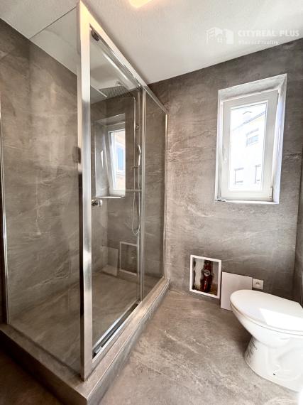 Ponúkame Vám na predaj kompletne prerobený, priestranný 2 izbový byt v centre mesta Nové Zámky