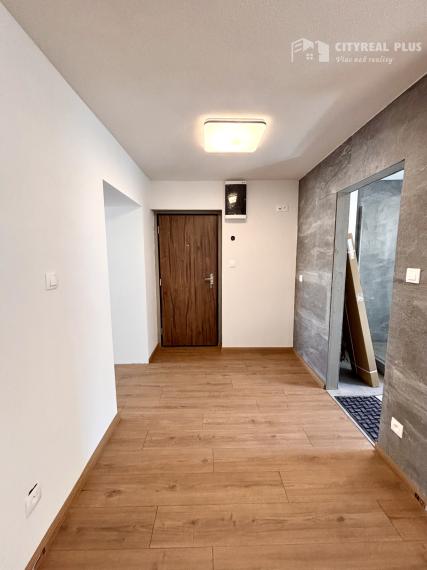 Ponúkame Vám na predaj kompletne prerobený, priestranný 2 izbový byt v centre mesta Nové Zámky