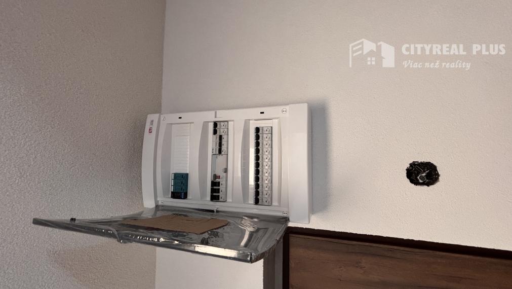 Ponúkame Vám na predaj kompletne prerobený, priestranný 2 izbový byt v centre mesta Nové Zámky