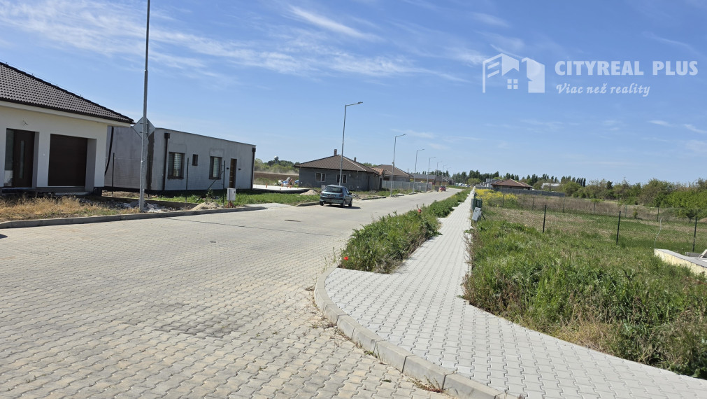 Ponúkam na Predaj modernú poschodovú novostavbu v obci Dvory nad Žitavou