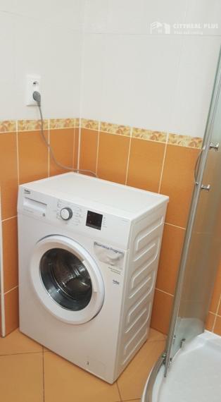 Ponúkame Vám na prenájom veľkú, zariadenú garsónku s balkónom v centre mesta Nové Zámky