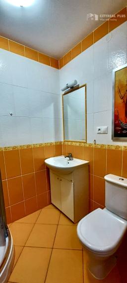 Ponúkame Vám na prenájom veľkú, zariadenú garsónku s balkónom v centre mesta Nové Zámky