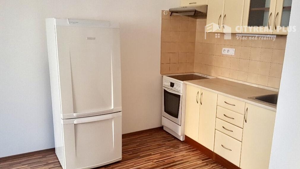 Ponúkame Vám na prenájom veľkú, zariadenú garsónku s balkónom v centre mesta Nové Zámky