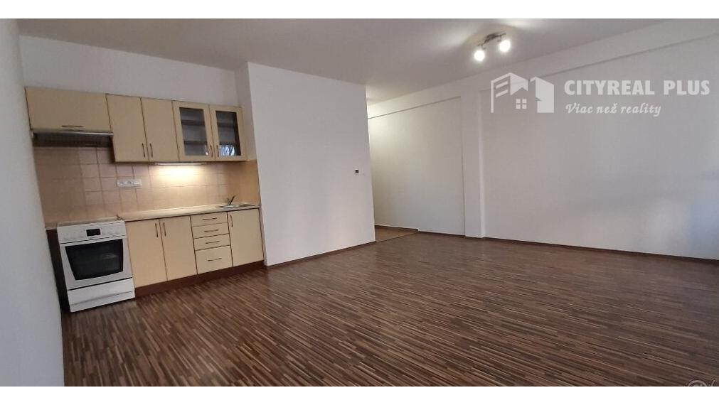 Ponúkame Vám na prenájom veľkú, zariadenú garsónku s balkónom v centre mesta Nové Zámky