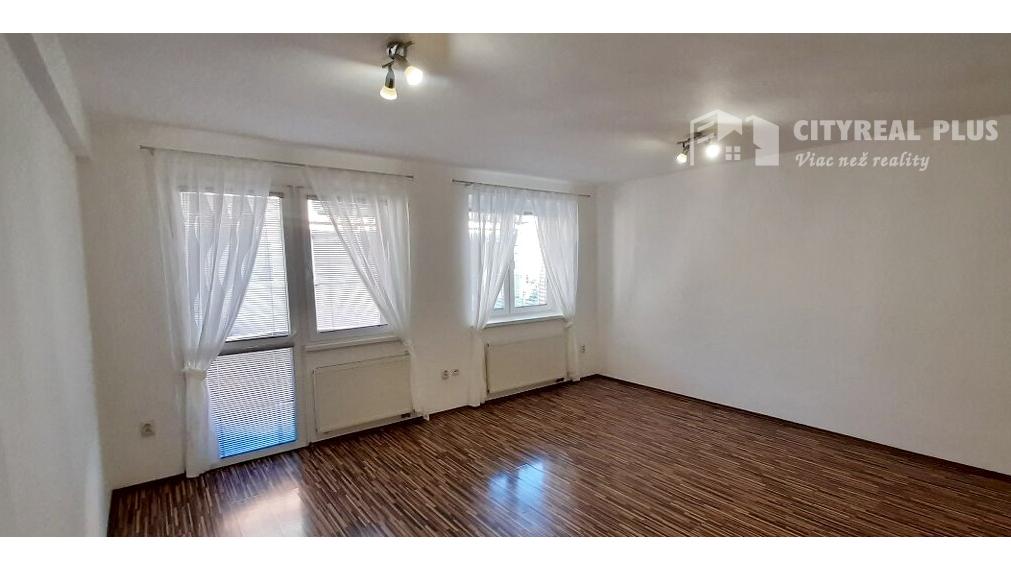 Ponúkame Vám na prenájom veľkú, zariadenú garsónku s balkónom v centre mesta Nové Zámky