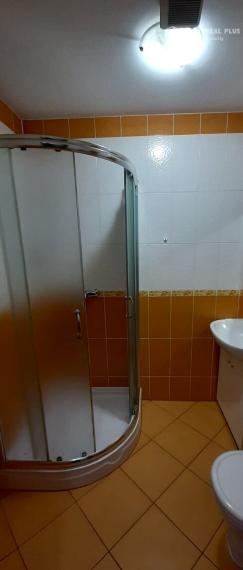 Ponúkame Vám na prenájom veľkú, zariadenú garsónku s balkónom v centre mesta Nové Zámky