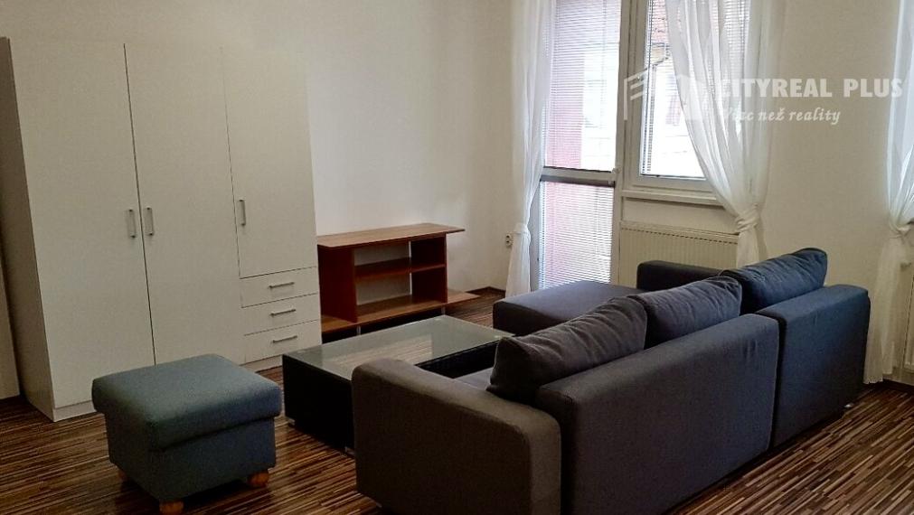 Ponúkame Vám na prenájom veľkú, zariadenú garsónku s balkónom v centre mesta Nové Zámky