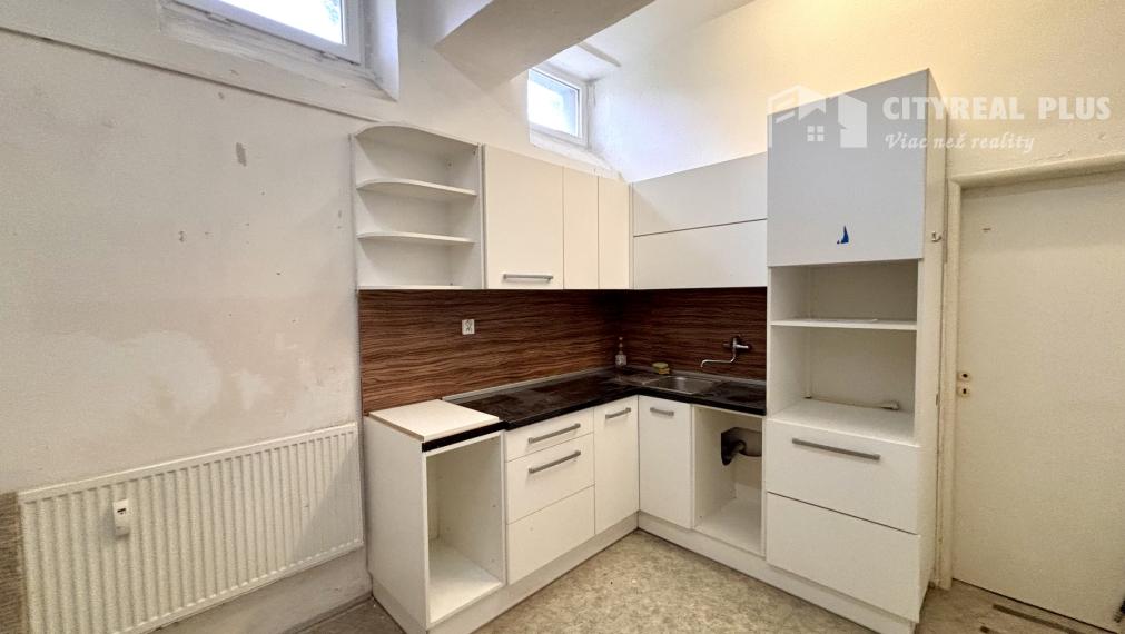 Ponúkame Vám na prenájom veľký obchodný priestor/sklad v meste Nové Zámky