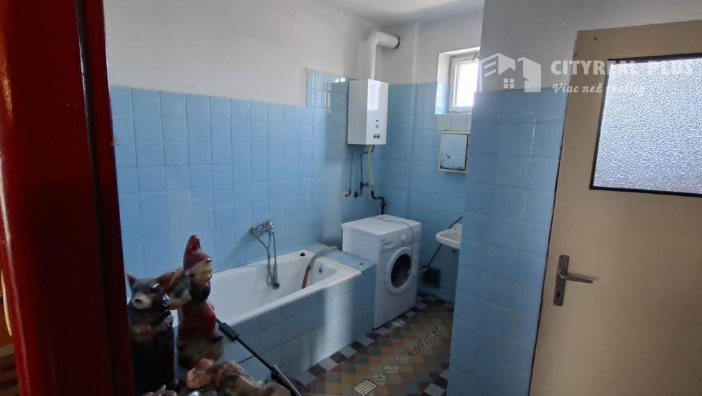 Predám poschodový Rodinný dom v obci Tvrdošovce