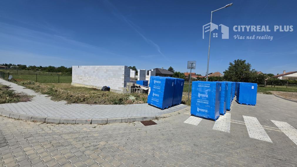 Ponúkam na Predaj modernú poschodovú novostavbu v obci Dvory nad Žitavou