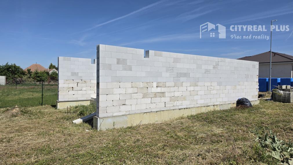 Ponúkam na Predaj modernú poschodovú novostavbu v obci Dvory nad Žitavou