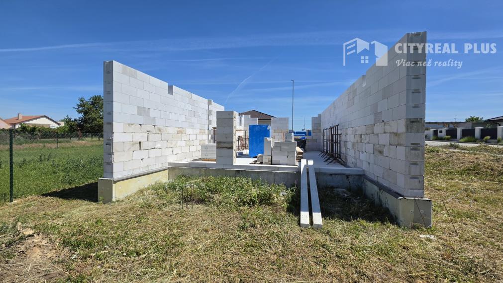 Ponúkam na Predaj modernú poschodovú novostavbu v obci Dvory nad Žitavou