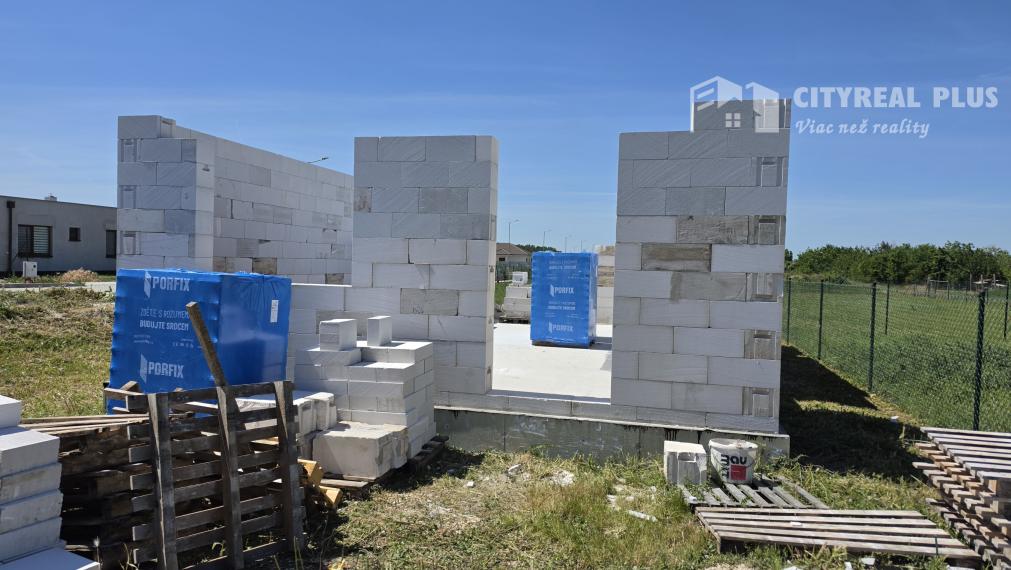 Ponúkam na Predaj modernú poschodovú novostavbu v obci Dvory nad Žitavou