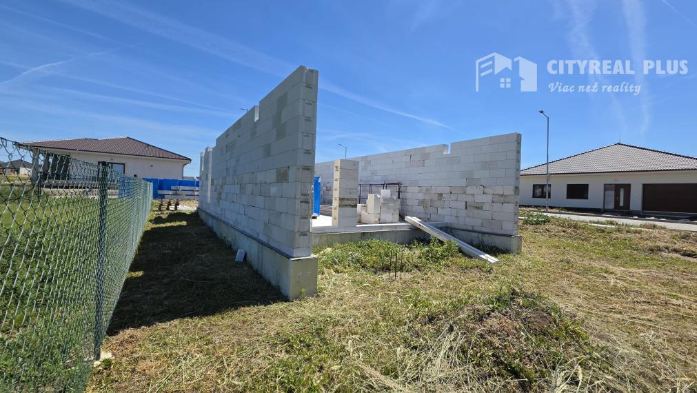 Ponúkam na Predaj modernú poschodovú novostavbu v obci Dvory nad Žitavou