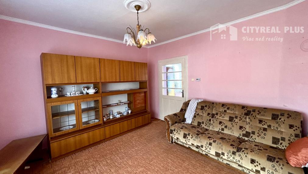 Ponúkame Vám na predaj priestranný 4-izbový rodinný dom situovaný na slnečnom a rovinatom pozemku v pokojnej časti obce Andovce