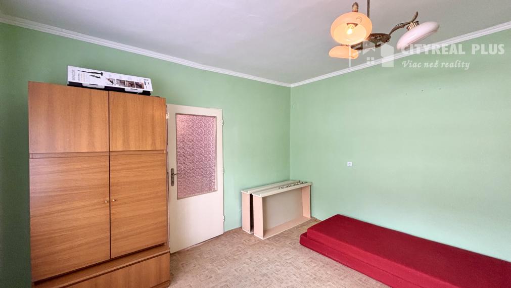 Ponúkame Vám na predaj priestranný 4-izbový rodinný dom situovaný na slnečnom a rovinatom pozemku v pokojnej časti obce Andovce
