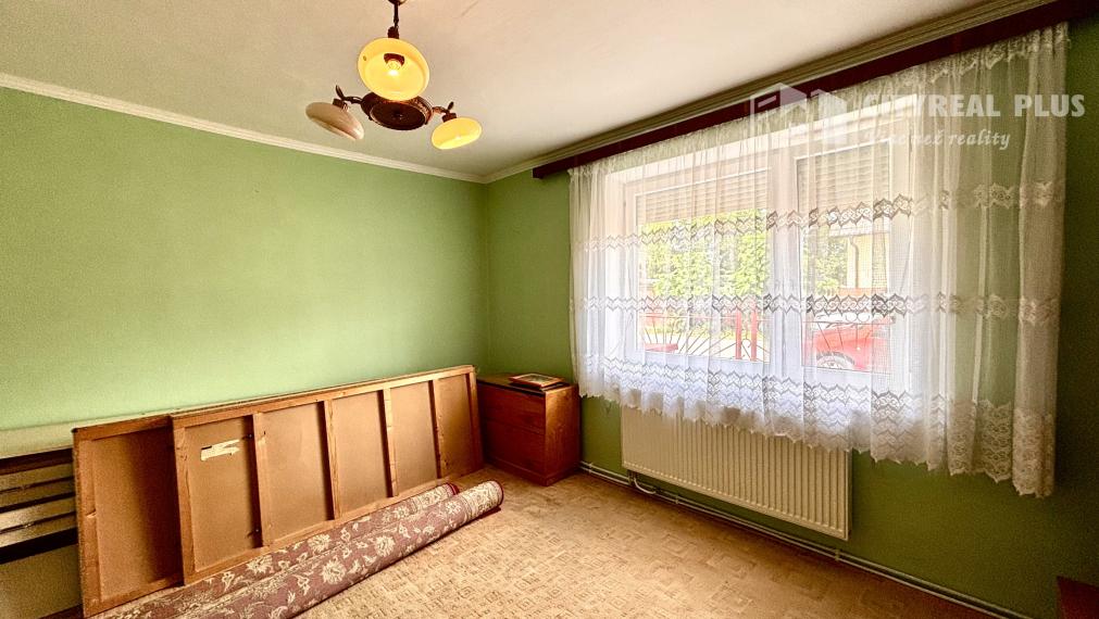 Ponúkame Vám na predaj priestranný 4-izbový rodinný dom situovaný na slnečnom a rovinatom pozemku v pokojnej časti obce Andovce