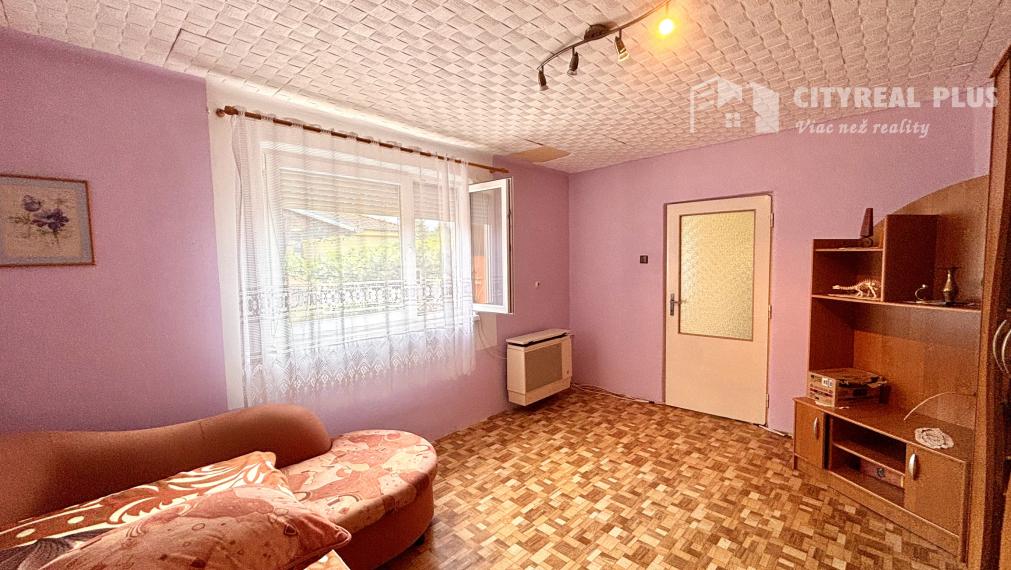 Ponúkame Vám na predaj priestranný 4-izbový rodinný dom situovaný na slnečnom a rovinatom pozemku v pokojnej časti obce Andovce