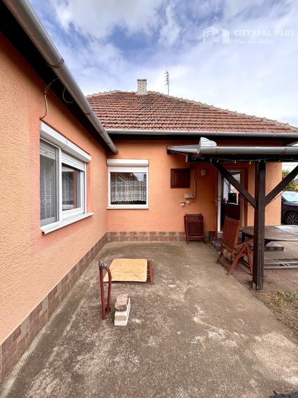 Ponúkame Vám na predaj priestranný 4-izbový rodinný dom situovaný na slnečnom a rovinatom pozemku v pokojnej časti obce Andovce