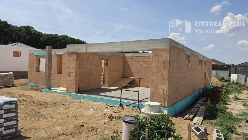 TOP Ponúkam NA PREDAJ 4 izbovú NOVOSTAVBU s DVOJGARÁŽOU BAJČ