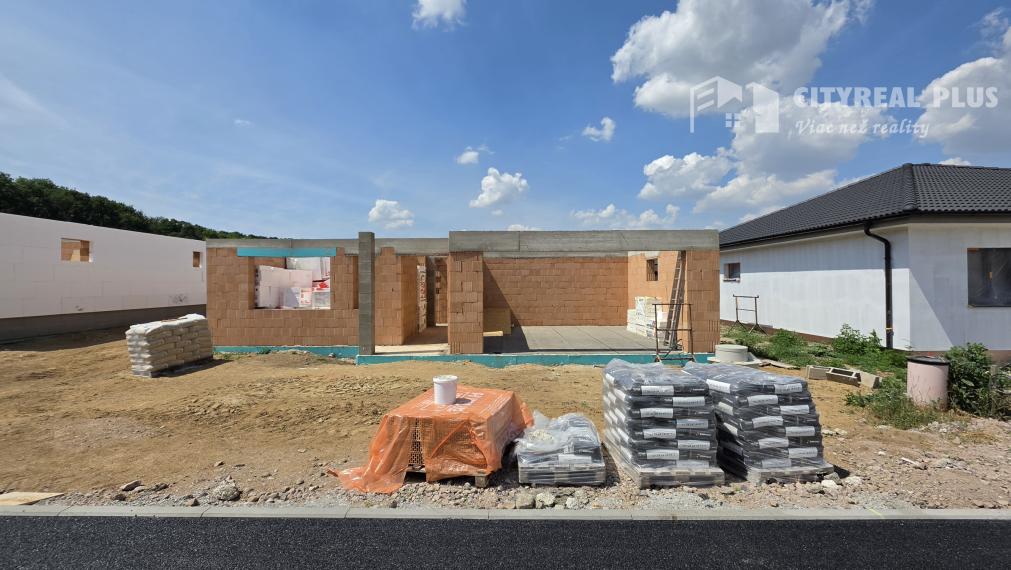 TOP Ponúkam NA PREDAJ 4 izbovú NOVOSTAVBU s DVOJGARÁŽOU BAJČ