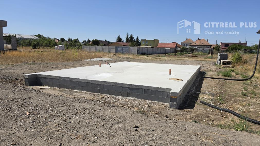 Ponúkam na Predaj 3 izbový dom v stave Hrubá stavba Dvory nad Žitavou