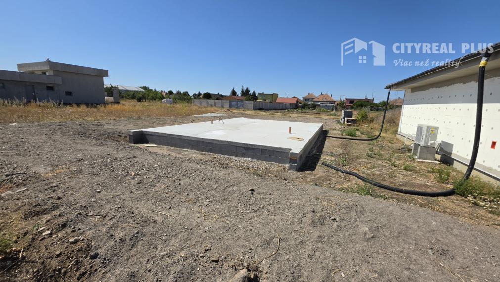 Ponúkam na Predaj 3 izbový dom v stave Hrubá stavba Dvory nad Žitavou
