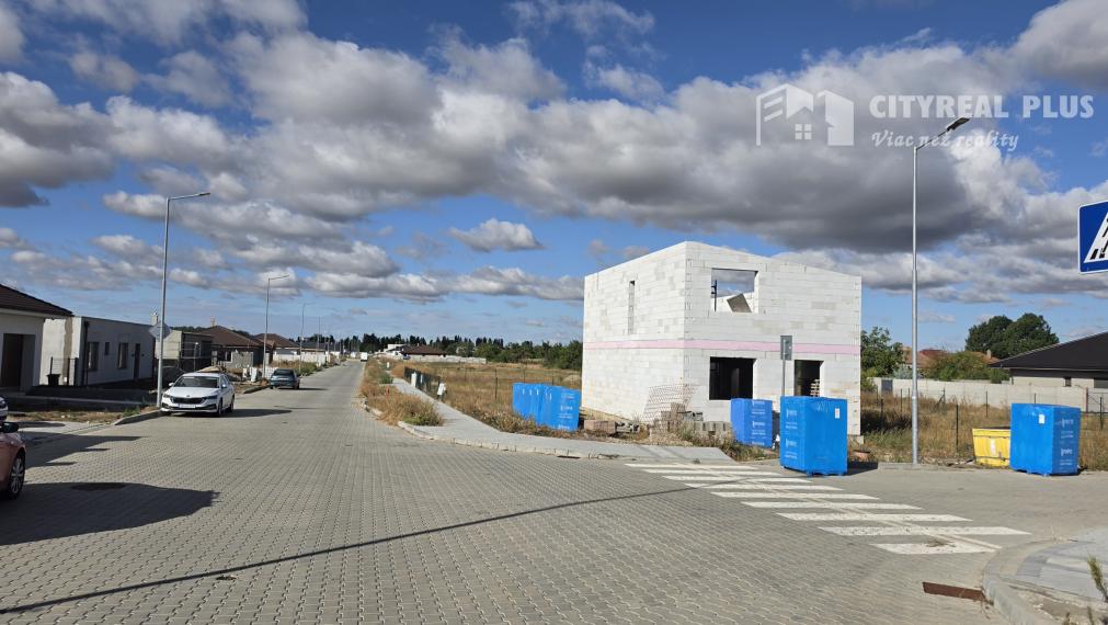 Ponúkam na Predaj modernú poschodovú novostavbu v obci Dvory nad Žitavou