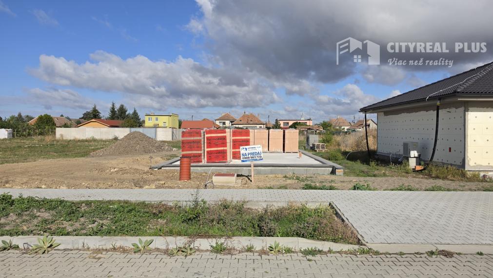 Ponúkam na Predaj 3 izbový dom v stave Hrubá stavba Dvory nad Žitavou
