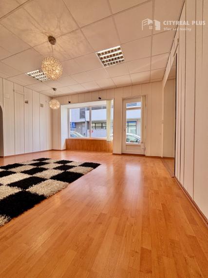 Ponúkame Vám na prenájom priestranný, svetlý a vzdušný nebytový priestor o výmere cca 50 m², situovaný priamo v centre mesta Nové Zámky