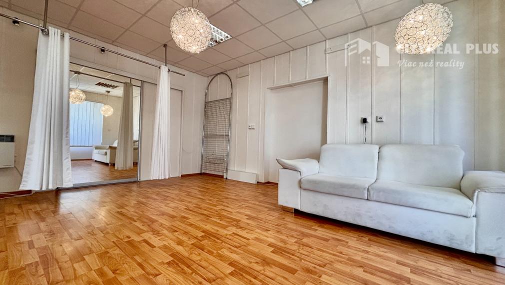 Ponúkame Vám na prenájom priestranný, svetlý a vzdušný nebytový priestor o výmere cca 50 m², situovaný priamo v centre mesta Nové Zámky