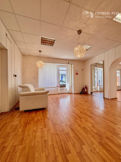 Ponúkame Vám na prenájom priestranný, svetlý a vzdušný nebytový priestor o výmere cca 50 m², situovaný priamo v centre mesta Nové Zámky