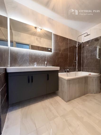 Ponúkame Vám na predaj moderný rodinný dom typu bungalov so samostatnými bytovými jednotkami
