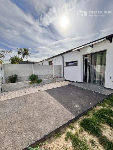 Ponúkame Vám na predaj moderný rodinný dom typu bungalov so samostatnými bytovými jednotkami