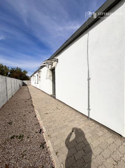 Ponúkame Vám na predaj moderný rodinný dom typu bungalov so samostatnými bytovými jednotkami
