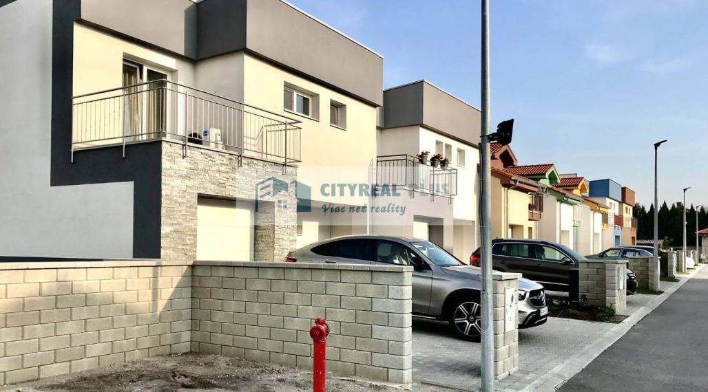 PREDÁM 4- IZBOVÚ NOVOSTAVBU S GARÁŽOU NOVÉ ZÁMKY