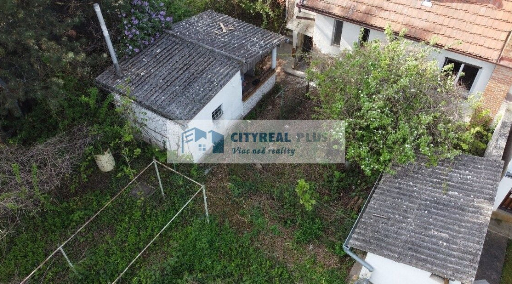 Na predaj starší dvojpodlažný rodinný dom v meste Nové Zámky