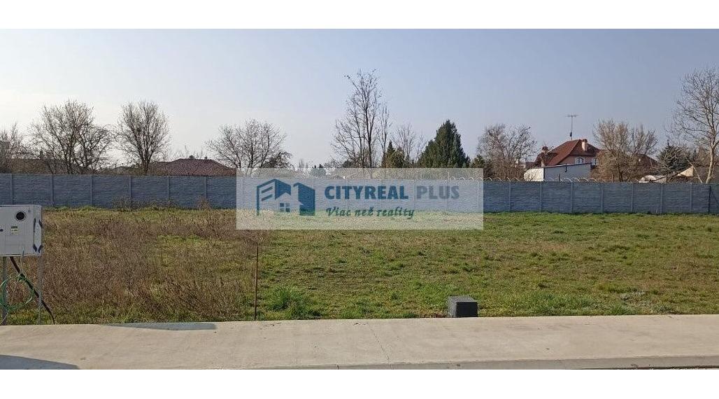 Na predaj investičný pozemok blízkosti kúpaliska v obci Podhájska