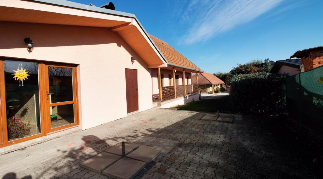 Ponúkame exkluzívne iba u nás na predaj kompletne zariadený penzión v obľúbenej rekreačnej obci Podhájska