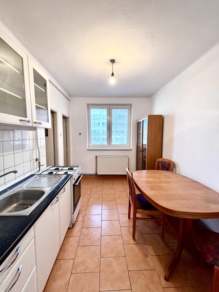 Ponúkame Vám na prenájom 3 izbový byt v centre mesta Nové Zámky