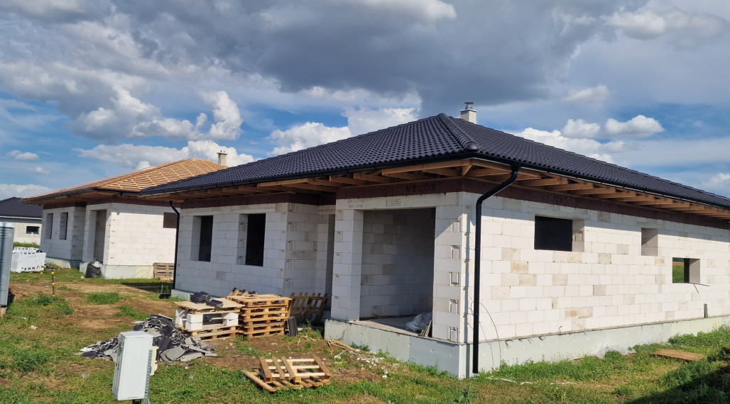 Ponúkam na predaj 4 izbovú  NOVOSTAVBU s garážou Dvory nad Žitavou