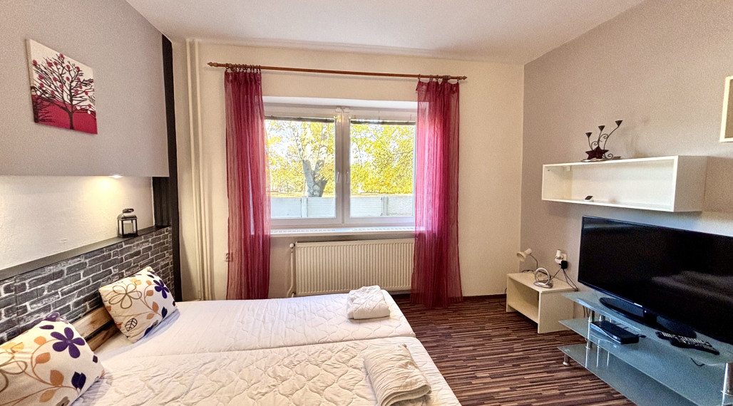 Ponúkame Vám na prenájom 1 izbový byt v rodinnom dome v Nových Zámkoch