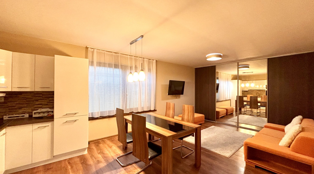 Ponúkame Vám na prenájom 2 izbový byt v rodinnom dome s garážou v meste Nové Zámky