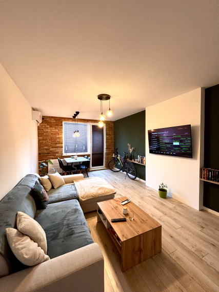 Ponúkame Vám na prenájom veľký, kompletne zariadený 2 izbový byt v meste Nové Zámky