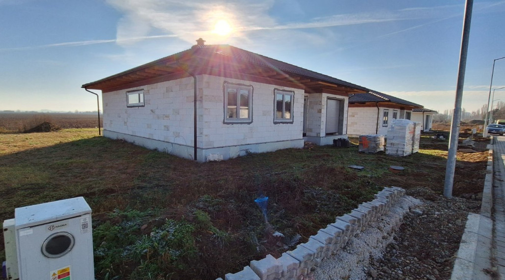 Ponúkam na predaj 4 izbovú  NOVOSTAVBU s garážou Dvory nad Žitavou