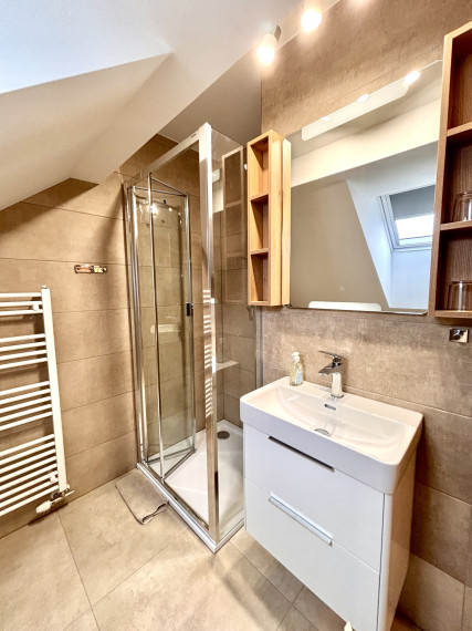 Ponúkame Vám na prenájom kompletne prerobený, veľký 2 izbový byt v meste Nové Zámky